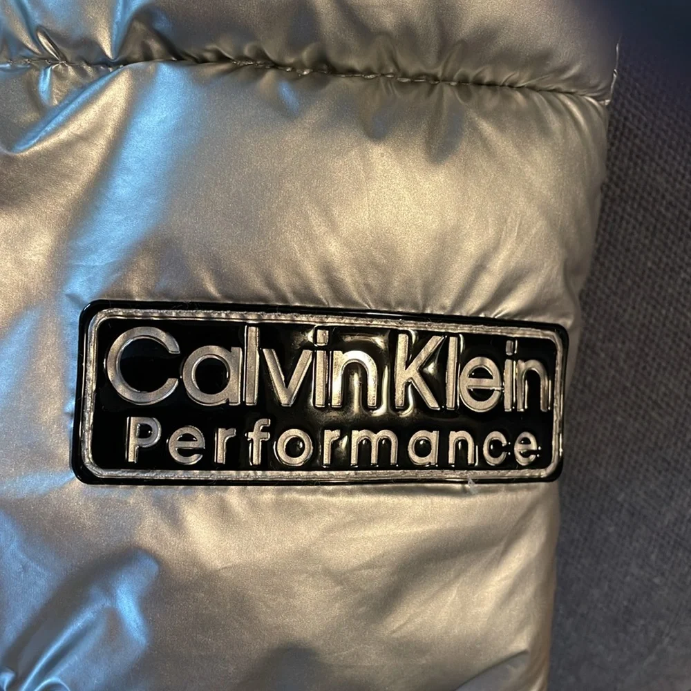 Gorgeous NWT Calvin Klein performance metallic silver puffer vest CUTE S 💋 - Picture 4 of 8